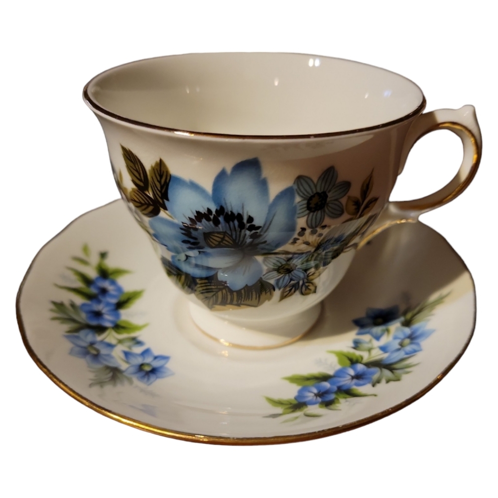 Vtg Queen Anne England Gold Accents Bone China Footed Demitasse Tea Cup Saucer
